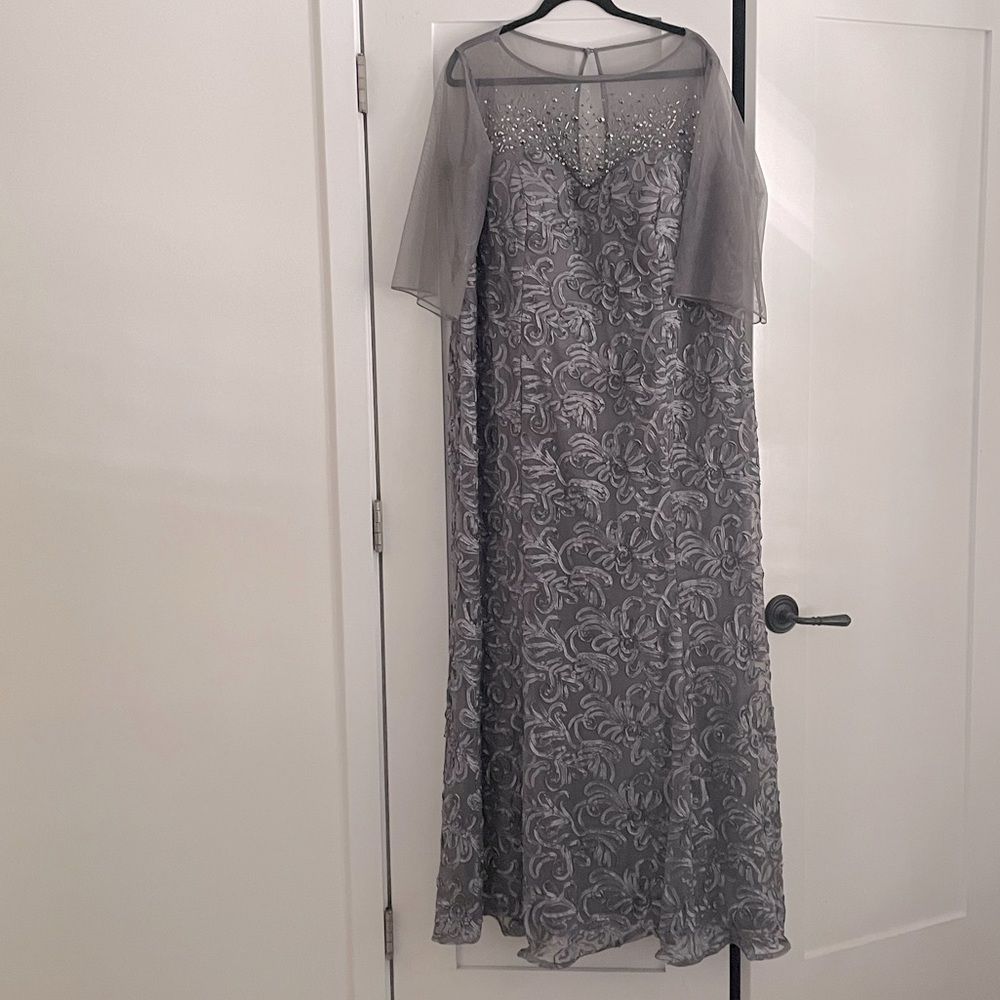 Great for MOB or MOG dress! Floor length unaltered unworn.